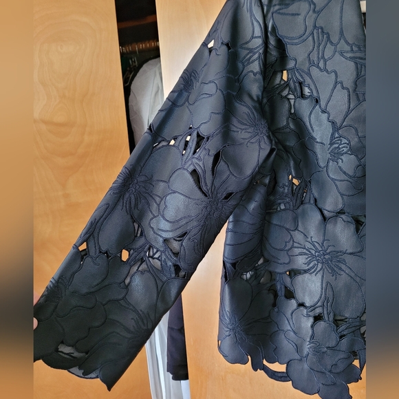 Chico's Travelers Faux Leather Cutwork Blazer Size 1   NWOT black - Picture 4 of 8